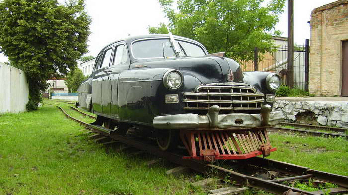 Авто рельсы. Автомобиль зим ГАЗ 12. Узкоколейная железная дорога Рудница - Голованевск. ГАЗ 12 зим на рельсах. Машина по рельсам.