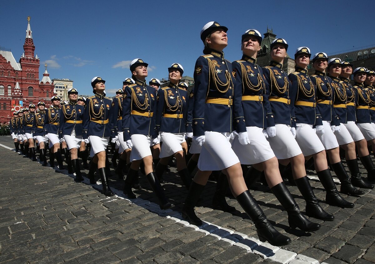 Девушки в униформе и обычной одежде (фото)