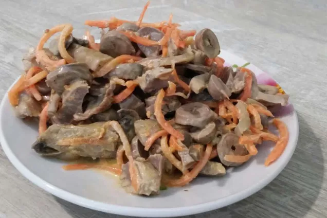 Салат с желудками и корейской морковкой 