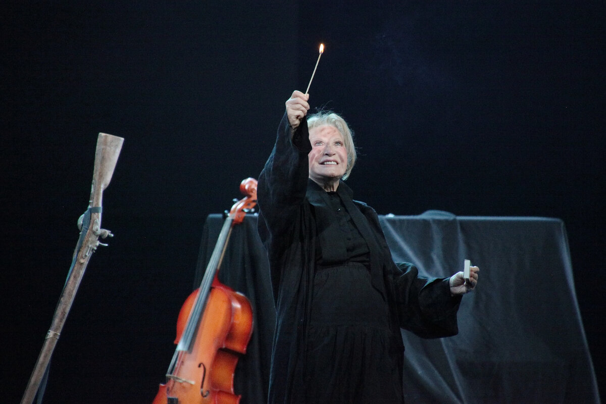 Сцена из спектакля