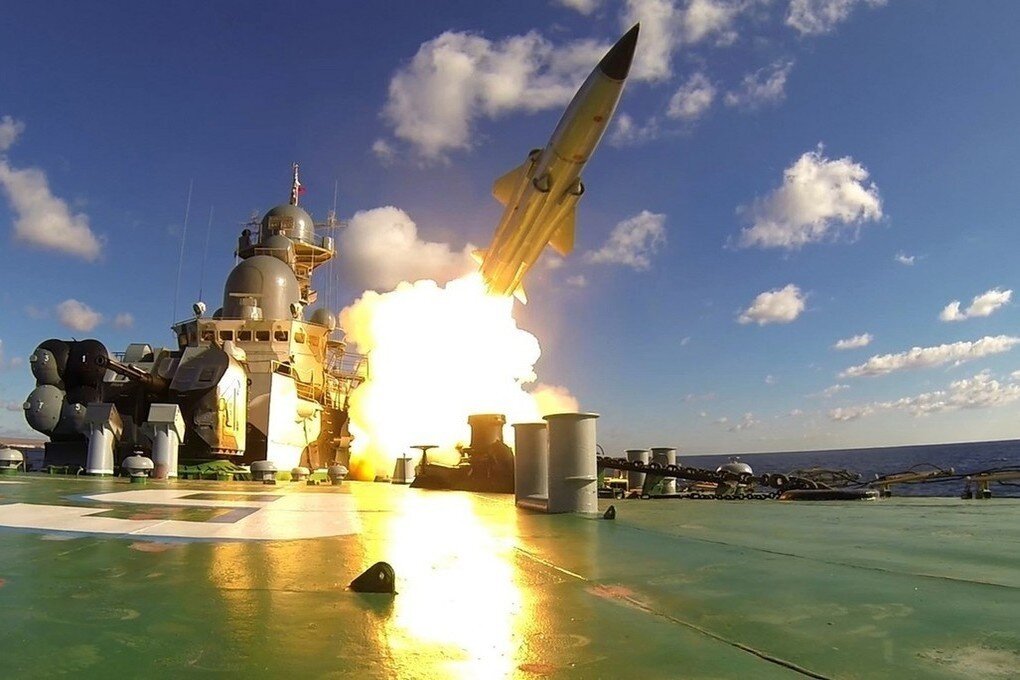 Пуск ракеты с МРК пр. 1239 Фото с сайта "static.mk.ru"