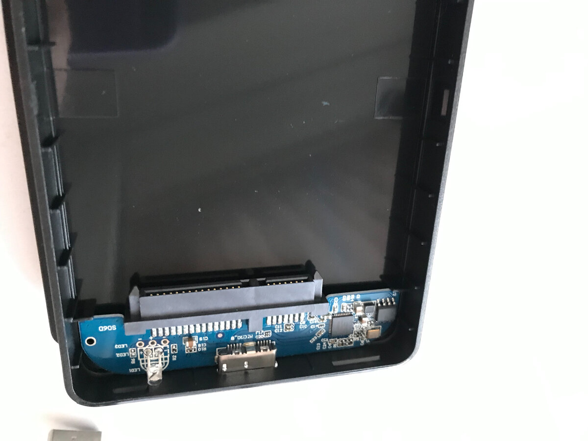 Вид изнутри внешнего корпуса для HDD. Позволяет подключить полноразмерный жесткий, вытащив плату из корпуса.
