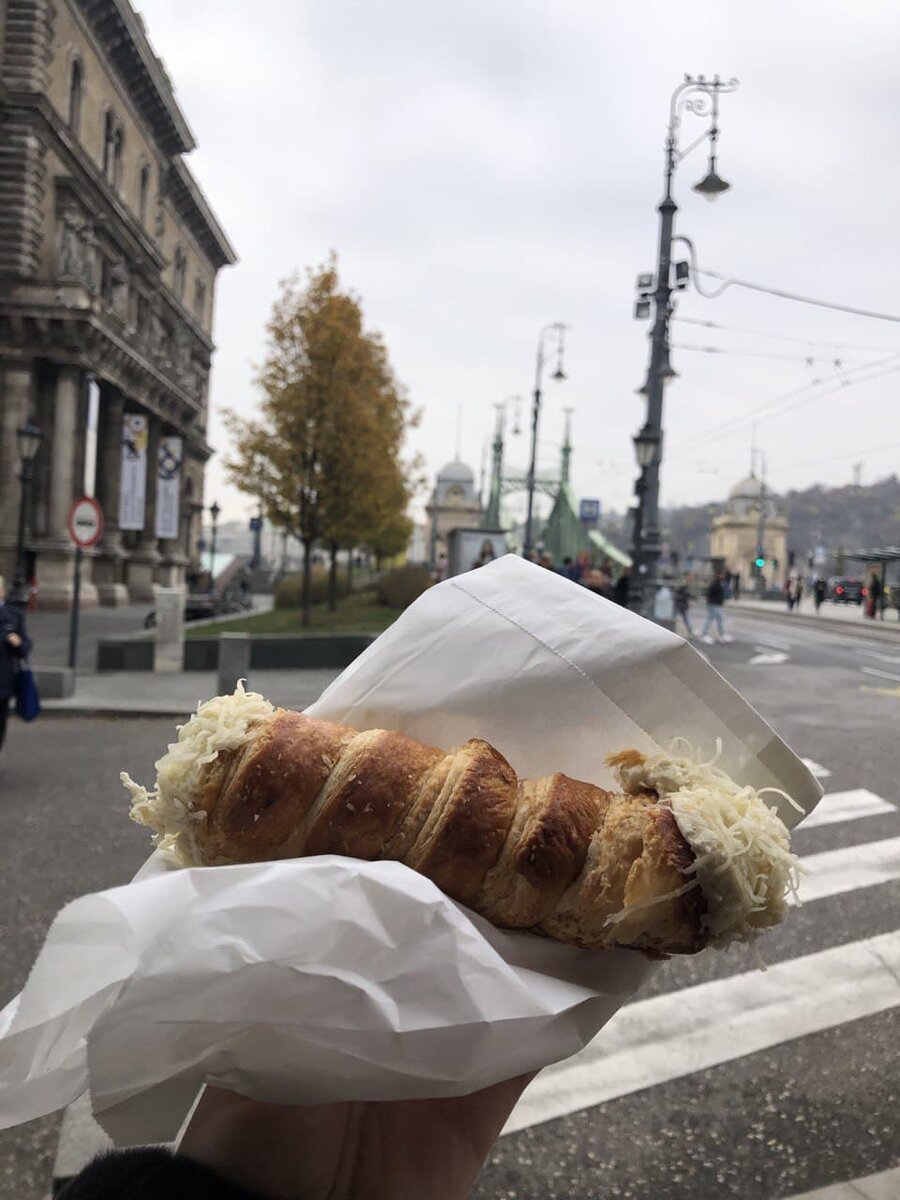 Купила вот такую слойку. Продавец сказал, что она с сыром. 