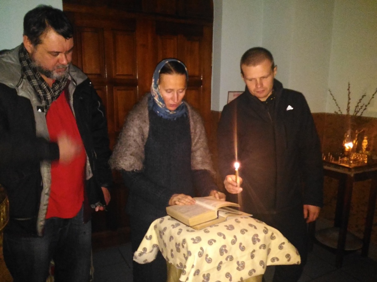 В центре Ольга, рассказчик.