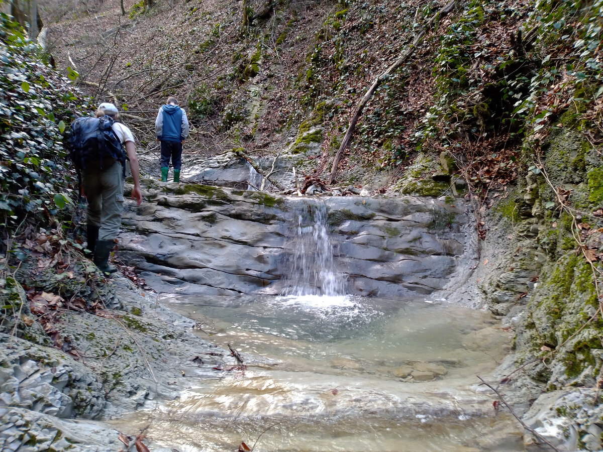 Красный водопад туапсе. Перун туапсе. Турист заблудился в районе водопада джур-джур. 33 метровый водопад туапсе. Перун туапсе.