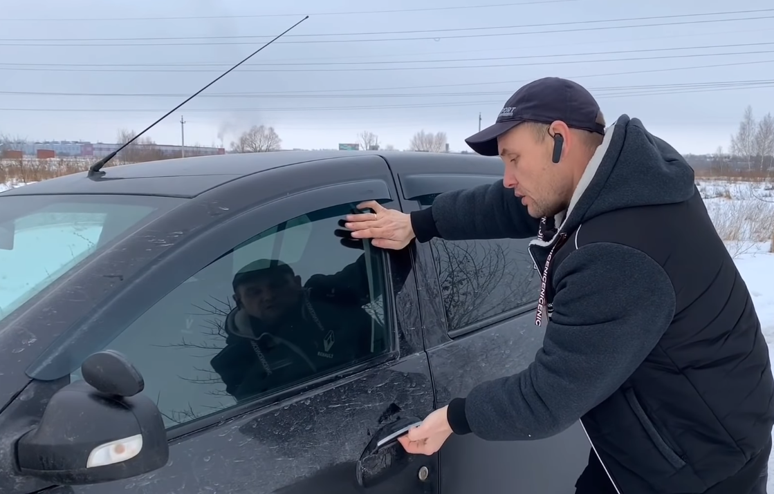 Как открыть дверь машины, если она примерзла, чтобы не повредить резиновый уплотнитель