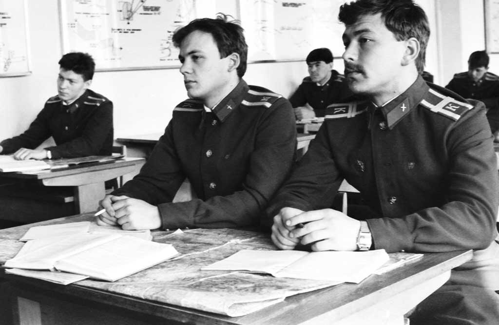 Жених в военной форме. Курсанты в столовой. Курсант военного училища. Омское танковое училище. Курсант 8 читать полностью.