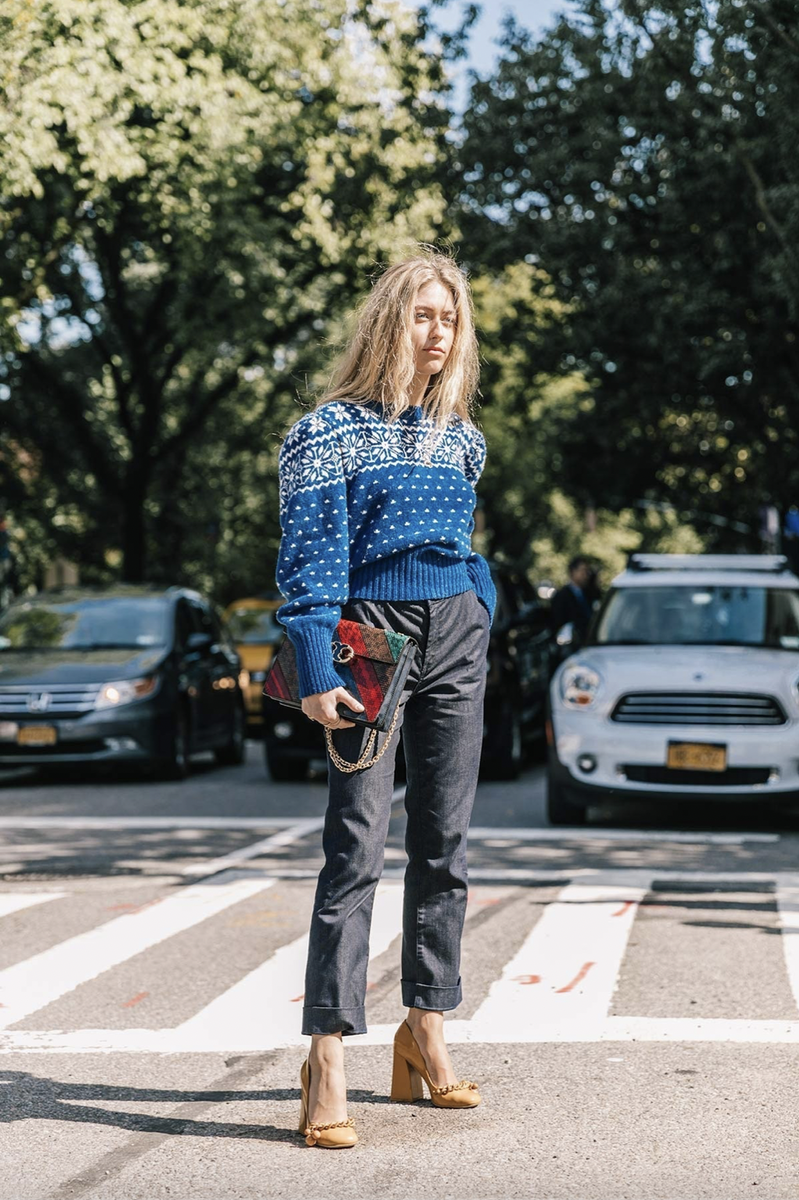 Даже если вы серьезный статусный человек, не гнушайтесь надеть на праздник милый потешный свитерок. 