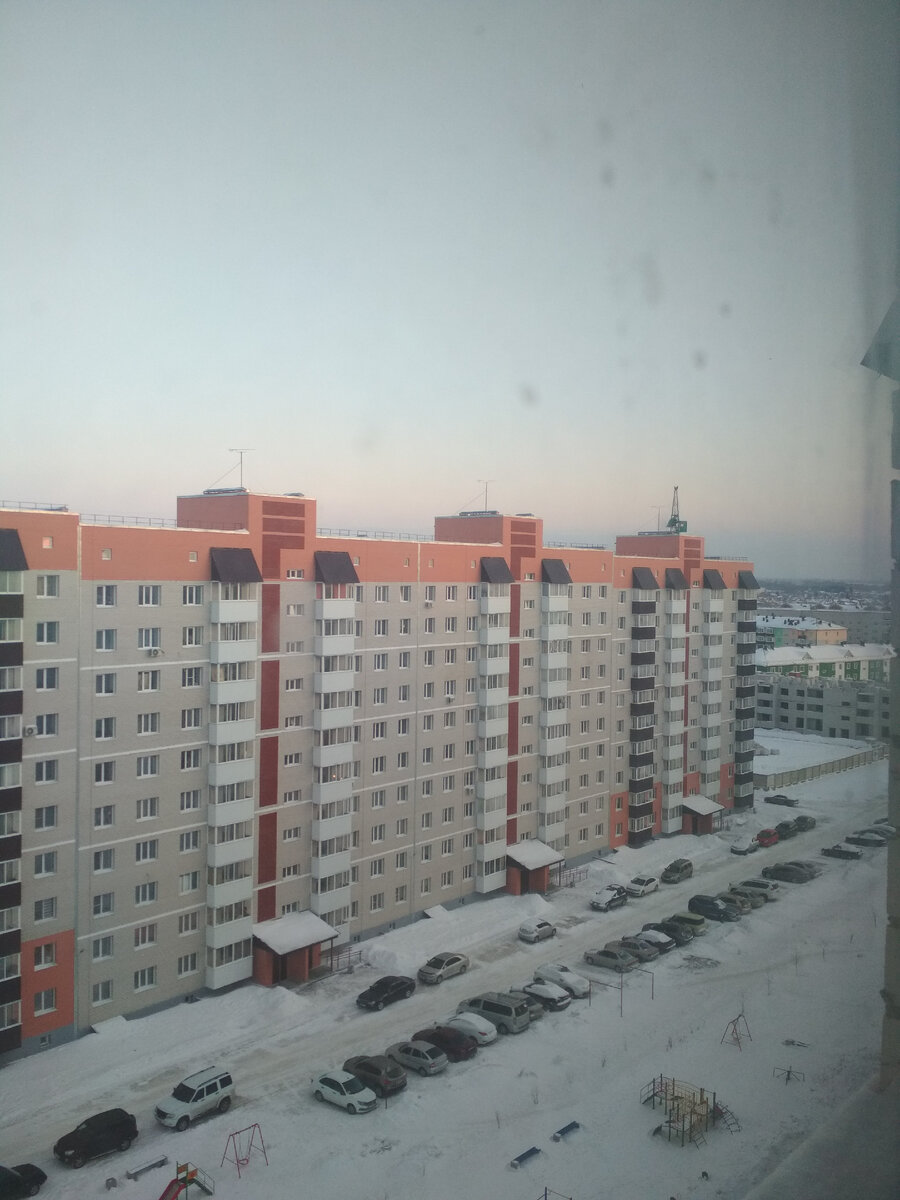 Не месяц май. За домом 3 этажа следующего дома.