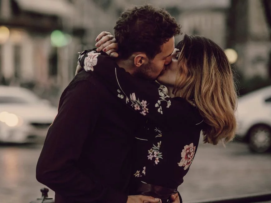 Поцелуй понравился девушке. Поцелуй на улице. Вечерний поцелуй. Поцелуй на улице фото. Поцелуй вечером.