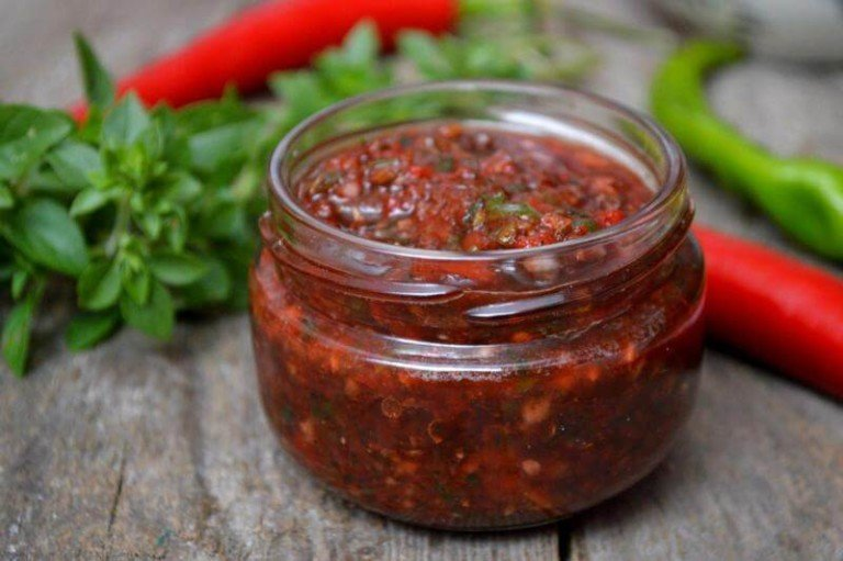 Аджика с хмели сунели. Без острого. Аджика из помидор кобра. Аджика купорка. Аджика заманиха.