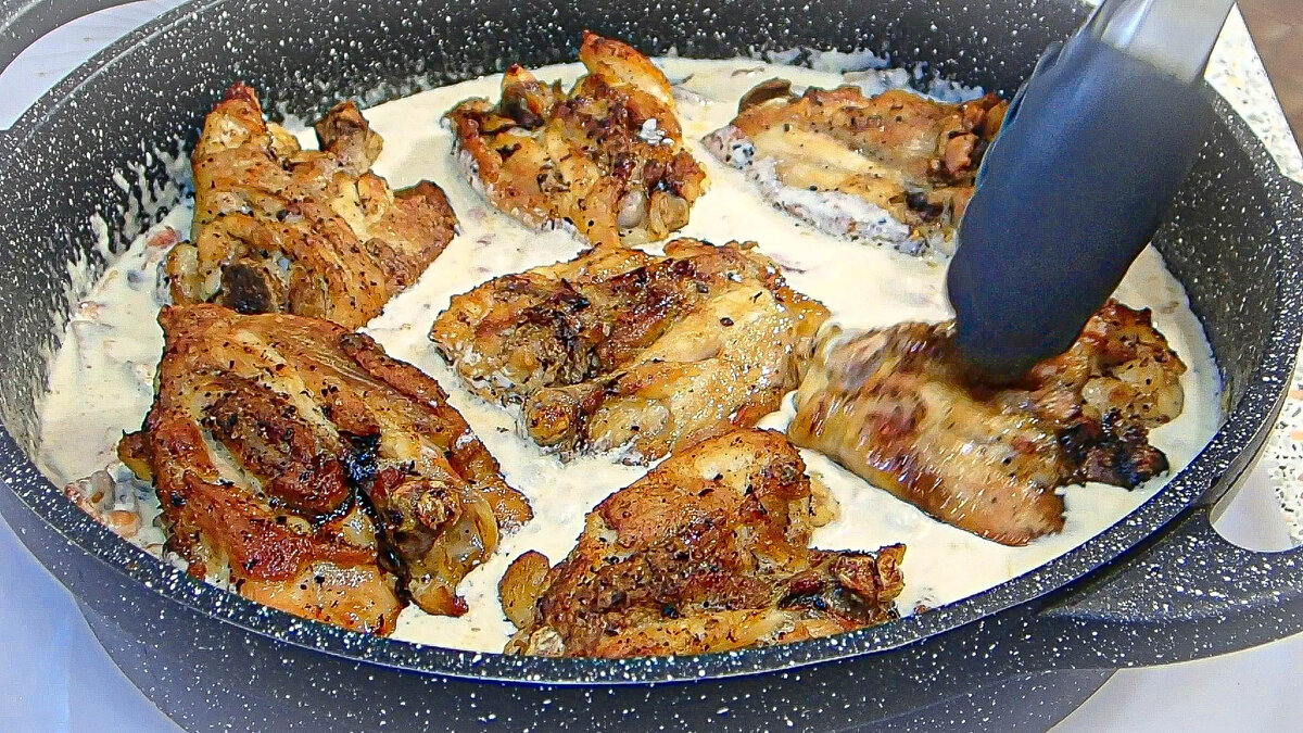 Курица на сковороде сочная и мягкая. Жареные бедра курицы на сковороде. Куриные бёдра на сковороде рецепт с фото пошагово.
