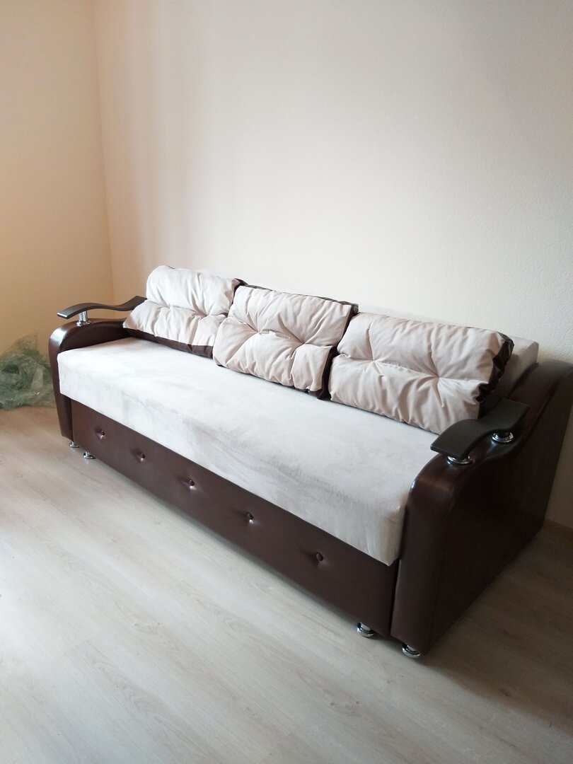 В галерее разложенный диван-пантограф.