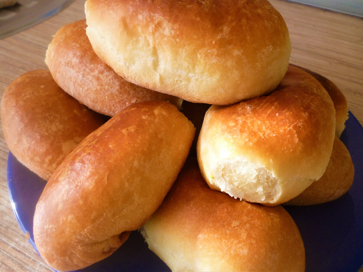 Сколько печь пироги из дрожжевого теста. Технологическая карта дрожжевого теста для пирожков. Пирожки на противне в духовке. Пирожки на противне. При какой температуре выпекать пирожки.