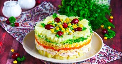 Копченая курица (грудка, окорочок)
300 
гр
Кукуруза консервированая
200 
гр
Ананасы (консервированные)
200 
гр
Пекинская китайская капуста
200 
гр
Твёрдый сыр
100 
гр
Яйца
2 
шт.
Морковь
1 
шт.
Майонез
4 
стол.л.
Перец черный молотый
по вкусу
Соль
по вкусу
