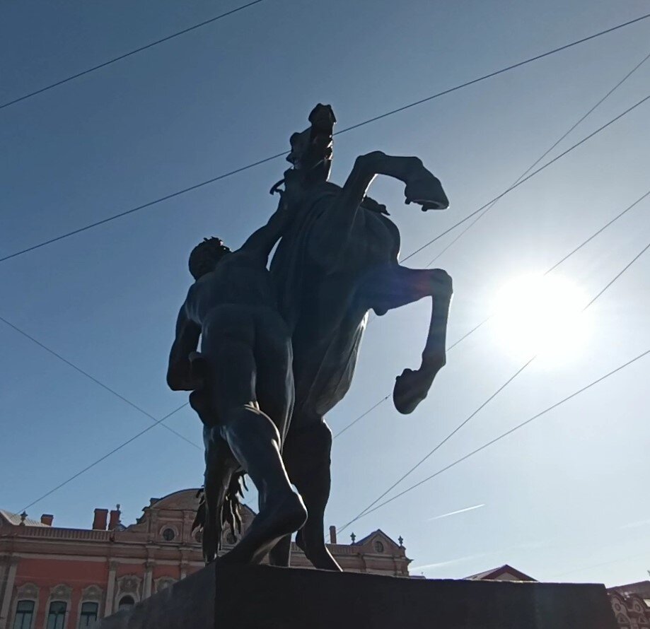 Вот тут, пусть даже мешает солнце, отчетливо видно, что лошадь подкована.