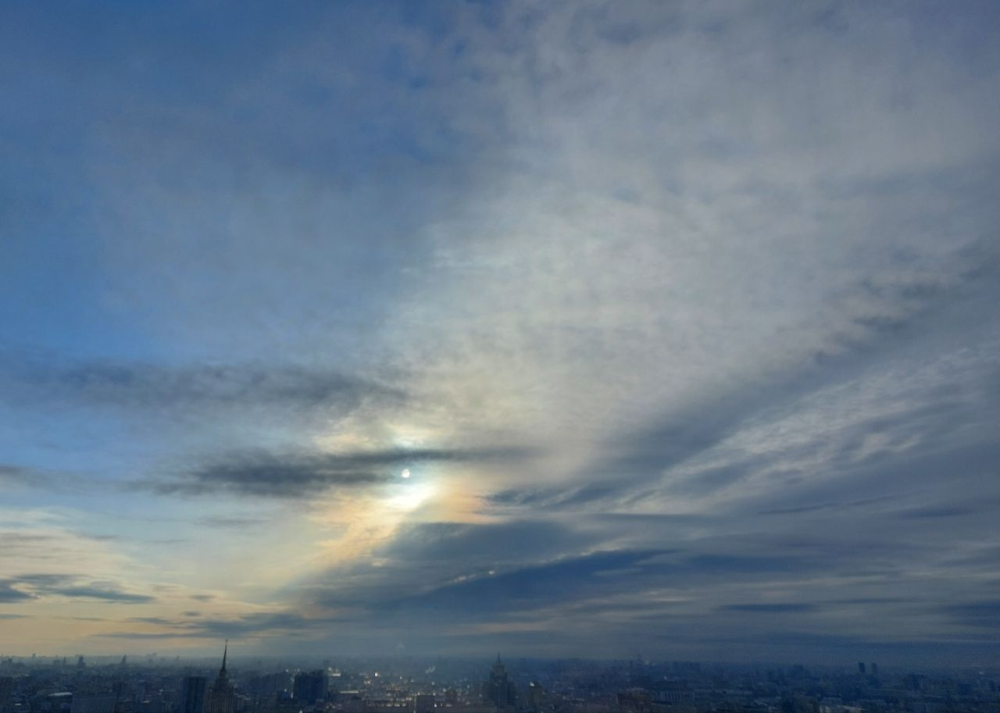 Облачность над Москвой ранним утром 19.04.2022. Справа - юг, слева - север. 