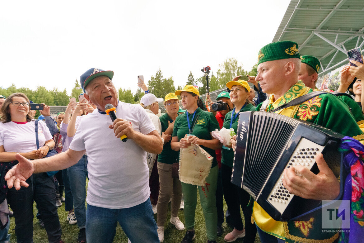 Торжество началось с театрализованного сбора подарков на майдане, который сопровождался игрой на гармошке и песнямиФото: © Салават Камалетдинов / «Татар-информ»