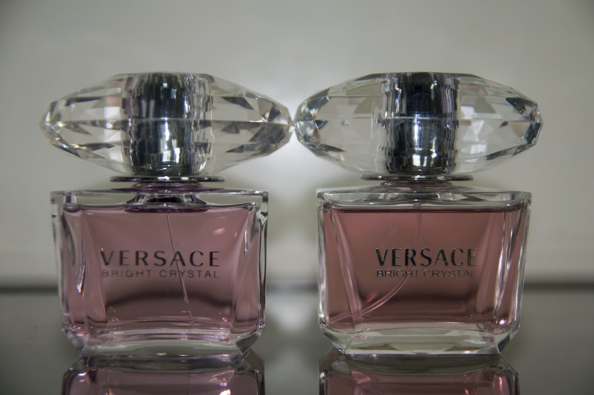 Как понять духов. Versace Bright Crystal Original. Духи Версаче оригинал и подделка. Версаче Брайт Кристалл оригинал и подделка.