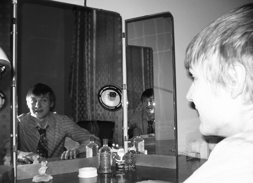 В гримёрке перед спектаклем. Это, кстати, в Малом театре во время практики. Эти гримёрки пропитаны энергетикой и историей