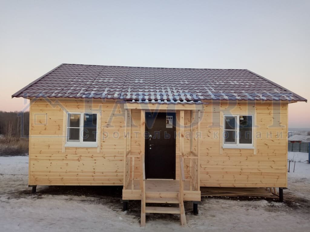 Одноэтажный каркасный дом 8х8 с крыльцом. Построен компанией «Фаворит» в Краснооктябрьском районе. Для частичной оплаты строительства использовался материнский капитал.