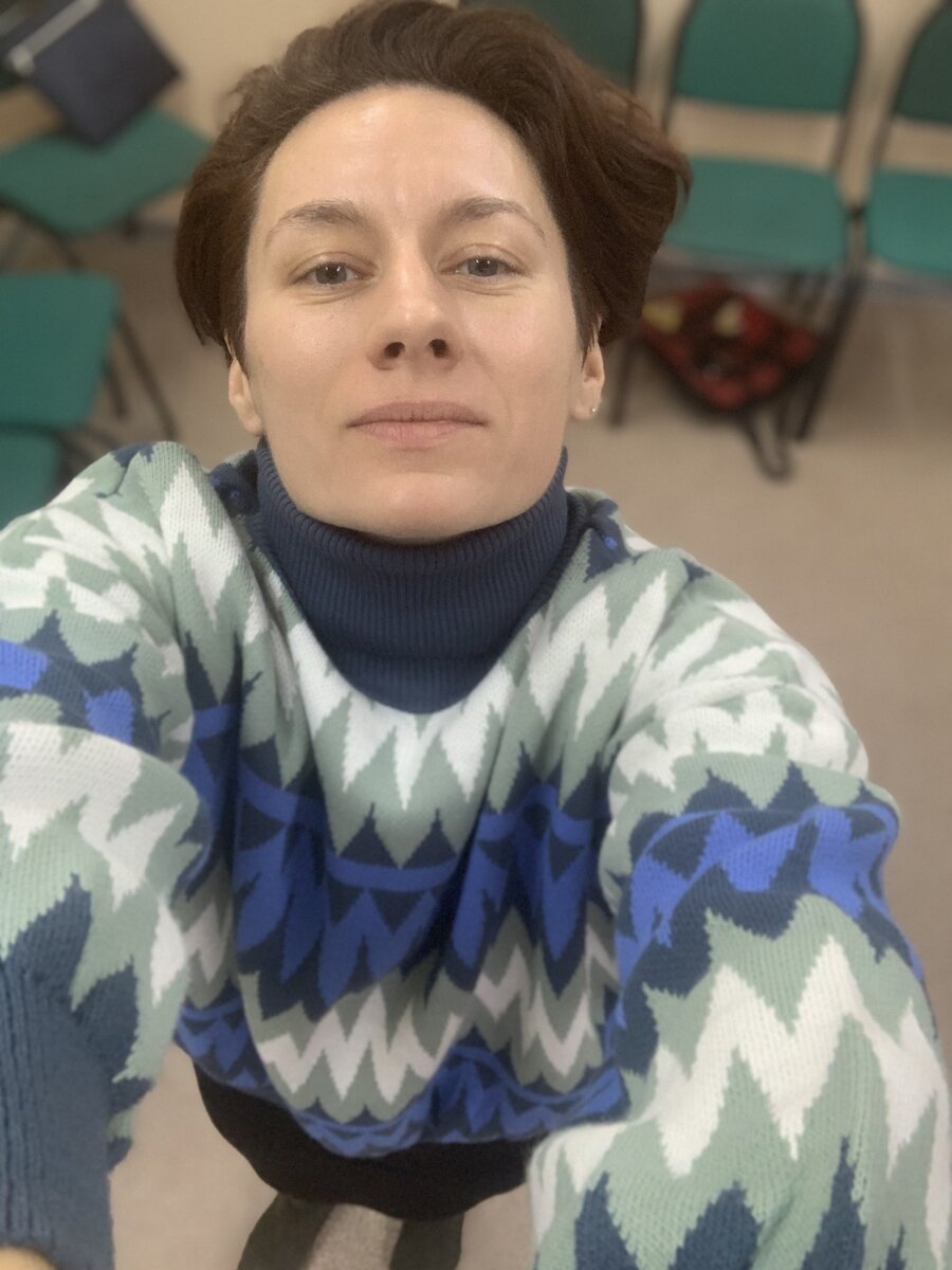 там под свитером платье и даже боты на кэблах. Не на шпильке канеш, но сиравно как женщина я сегодня) Забавно)