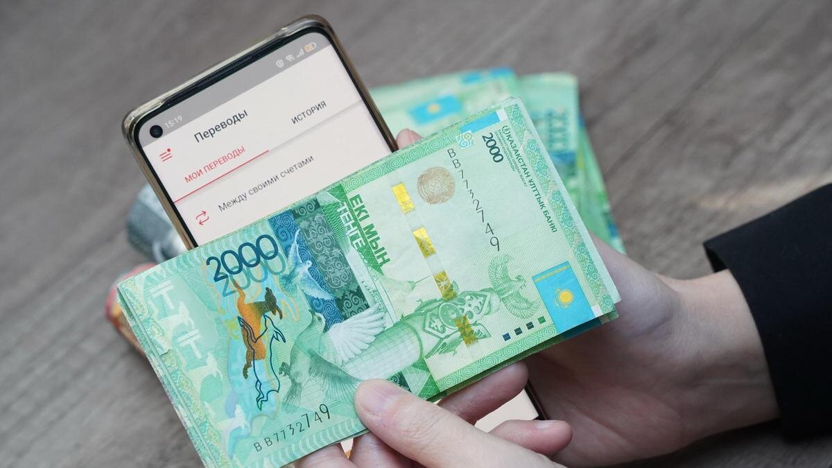    Девушка переводит деньги в мобильном приложении:NUR.KZ/Владимир Третьяков