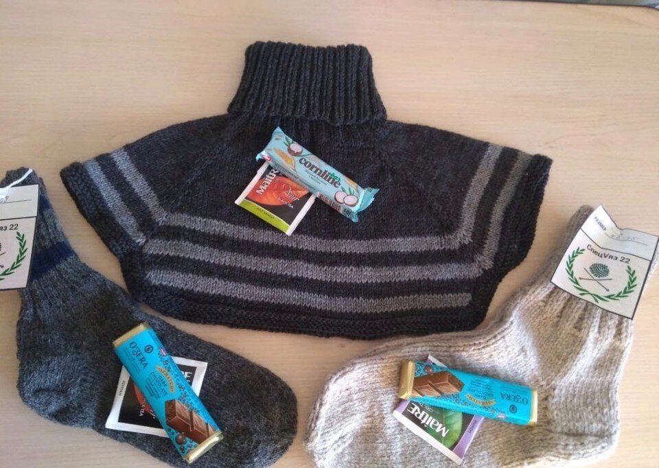     Вместе с теплыми вещами отправляют подарочки и письма  из личного архива героя(ев) публикации