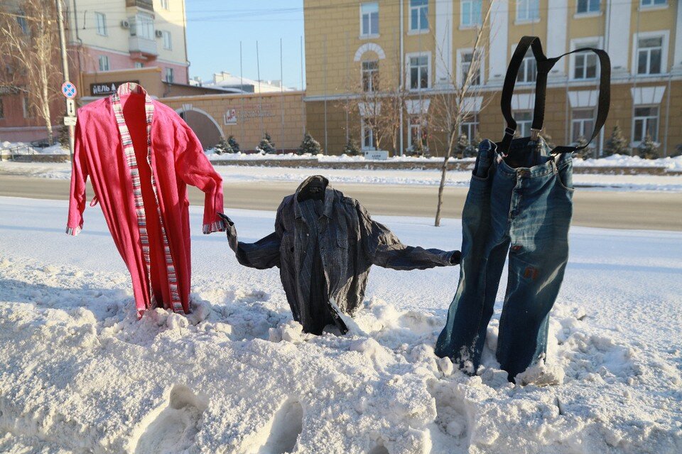     Такое впечатление, что на камеру сняты люди-невидимки Олег УКЛАДОВ