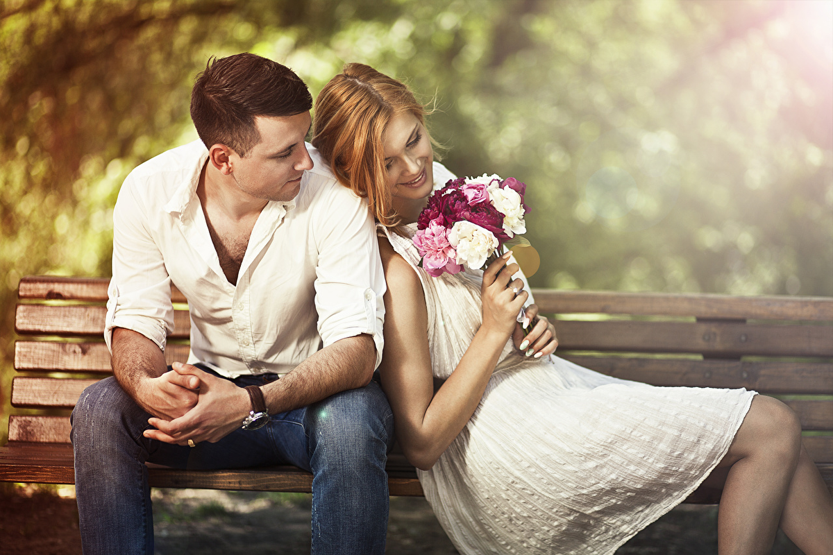 https://s1.1zoom.ru/big0/326/Bouquets_Couples_in_love_Men_Bench_Sitting_Two_558583_1280x853.jpg