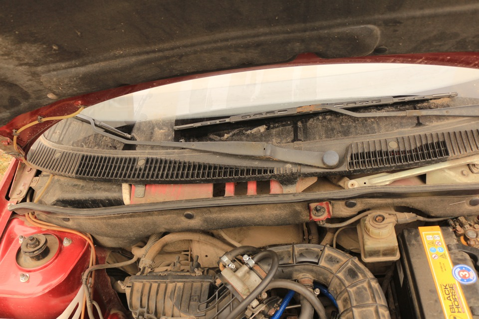 Саморезы: 2 — возле основания дворника, 1 — посередине защитной решетки