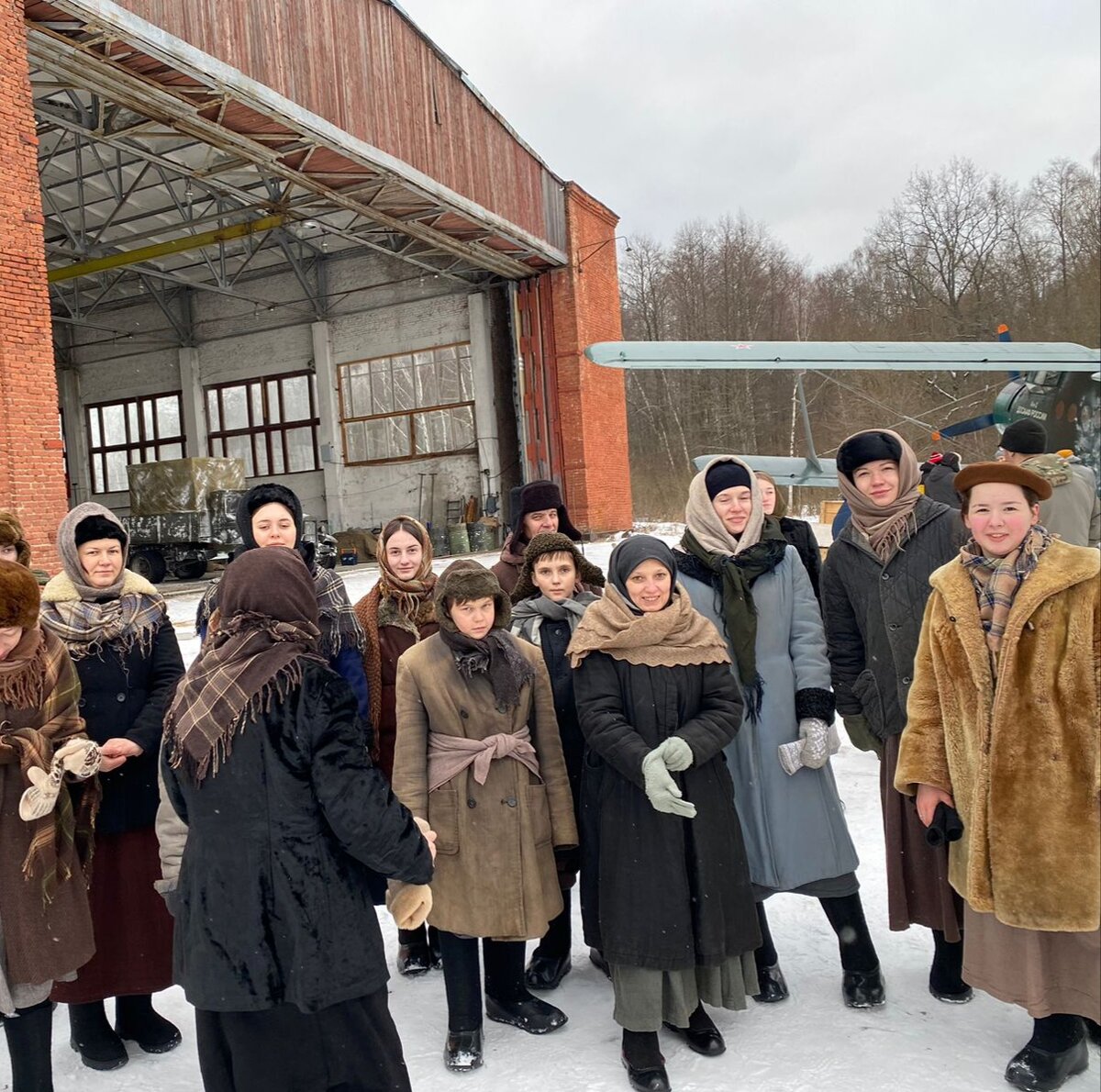 Фото со съёмок , Ваня по центру.