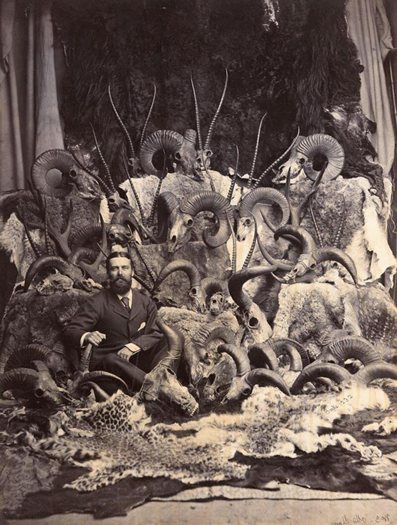 Английский охотник со своими трофеями. Британская Индия, 1880-е годы. Фото Джона Берка.
