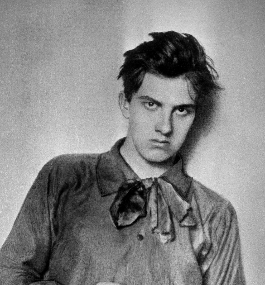 Владимир Маяковский в молодости. Фото взято из открытого источника в Интернете. https://russkiymir.ru/upload/iblock/1be/1be2aaff4d5f81382df41807d67db2ad.jpg