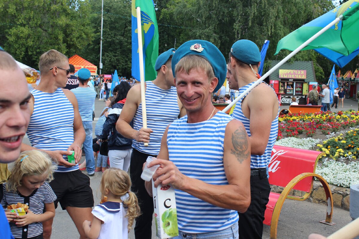 Отставные десантники пьют сок.