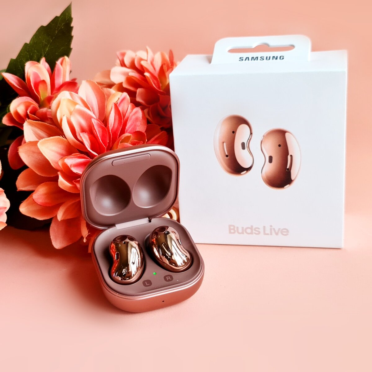 Фотография сделана автором канала Бьюти Без Правил, наушники Samsung Buds Live.