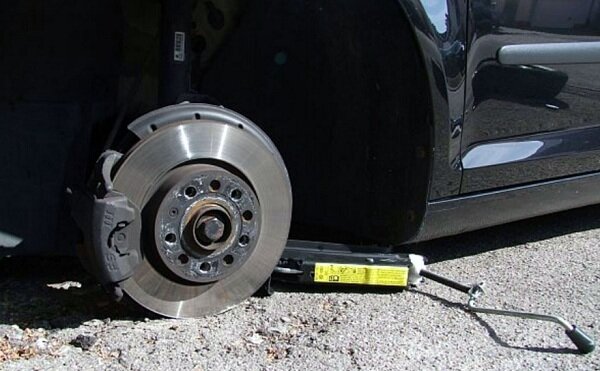 Что делать, если автомобиль сорвался с домкрата