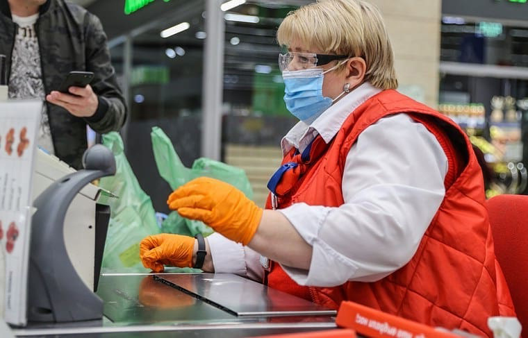 Конечно, в сегодняшних реалиях лучше расплачиваться картой бесконтактно