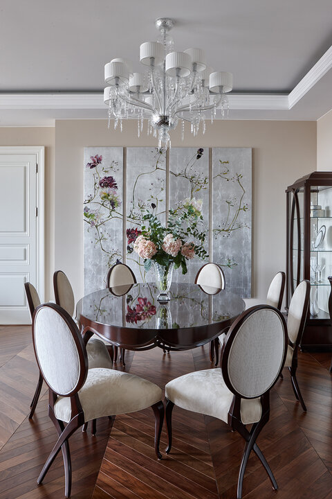 Столовая. Настроение обеденной зоне задаёт картина знаменитой художницы Клер Баслер. Здесь и далее фото из проектов Анны Сахаровой (дизайн-бюро Bellardo).