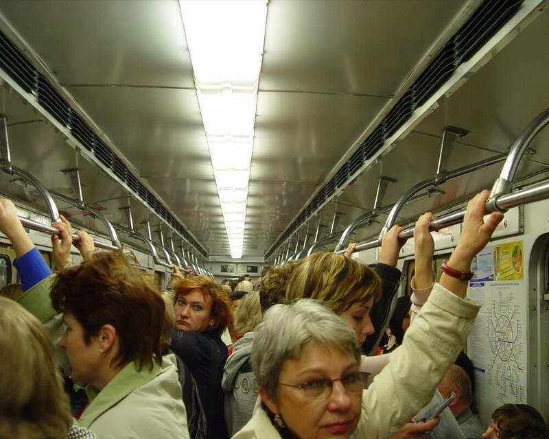 Вот так они и ехали. Он сидит, она стоит... Фото: интернет