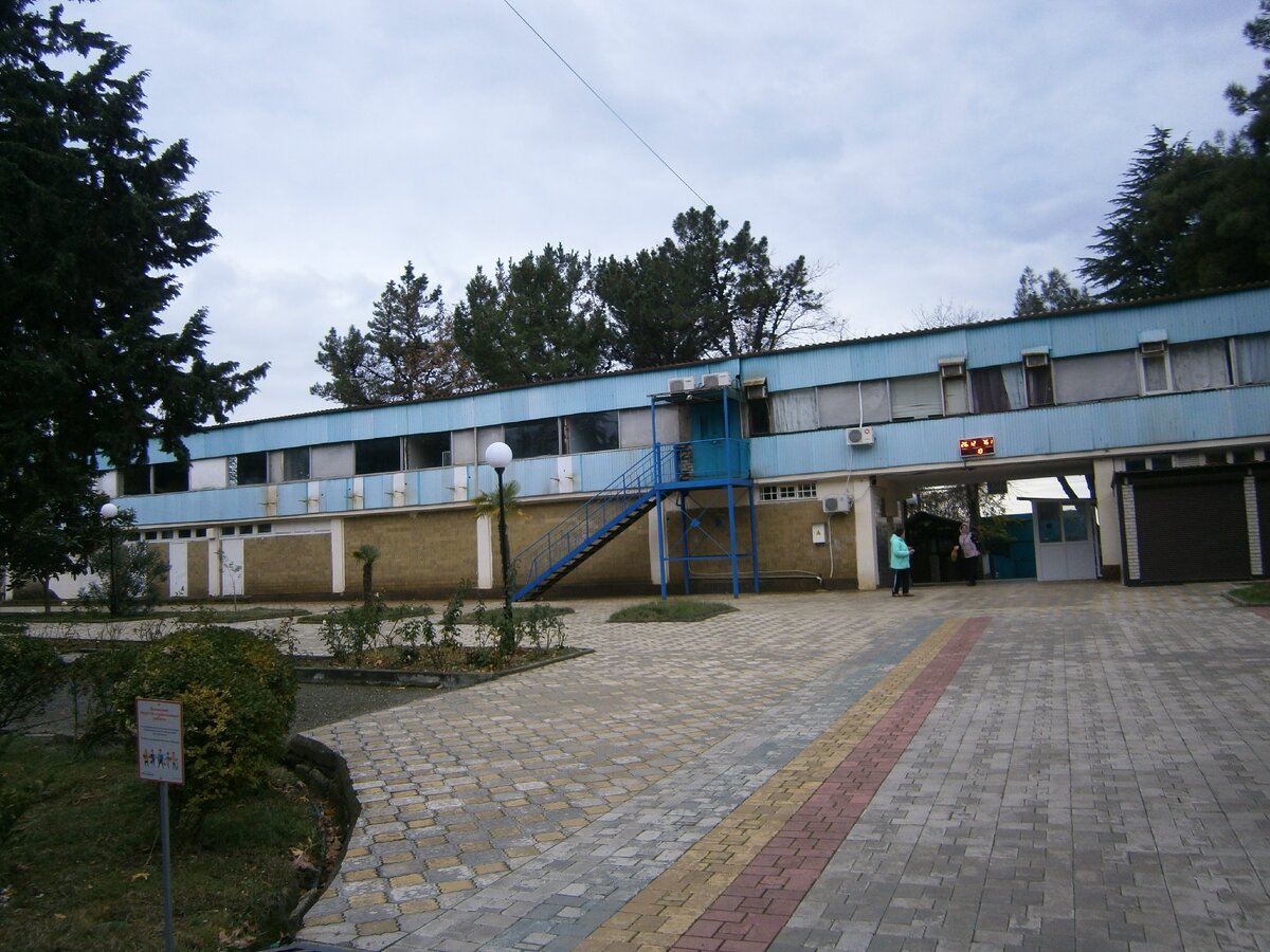 Вот проход к пляжу, перед ним надо свернуть налево