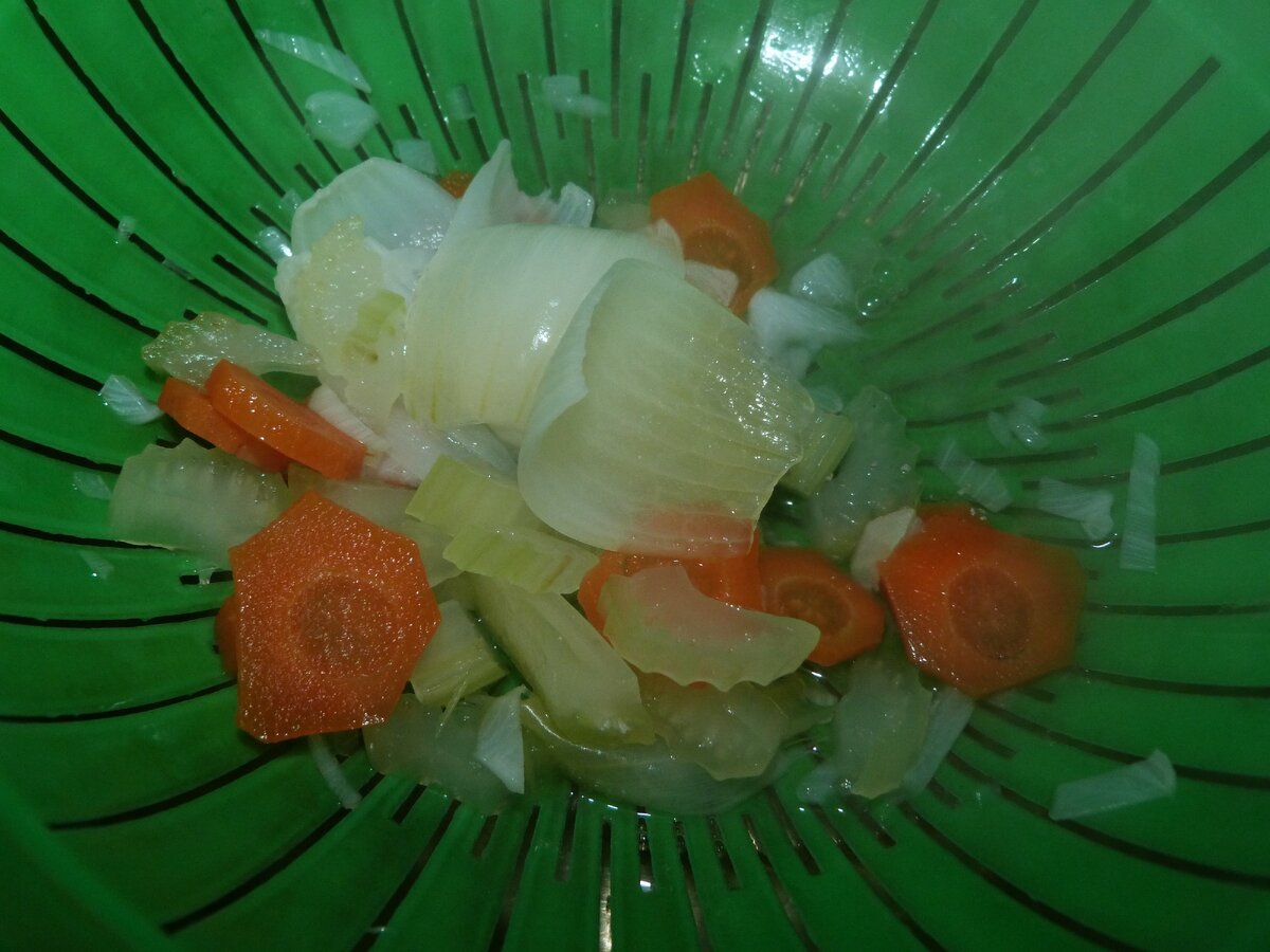 Варим бульон до готовности моркови, процеживаем. Овощи можно выкинуть.