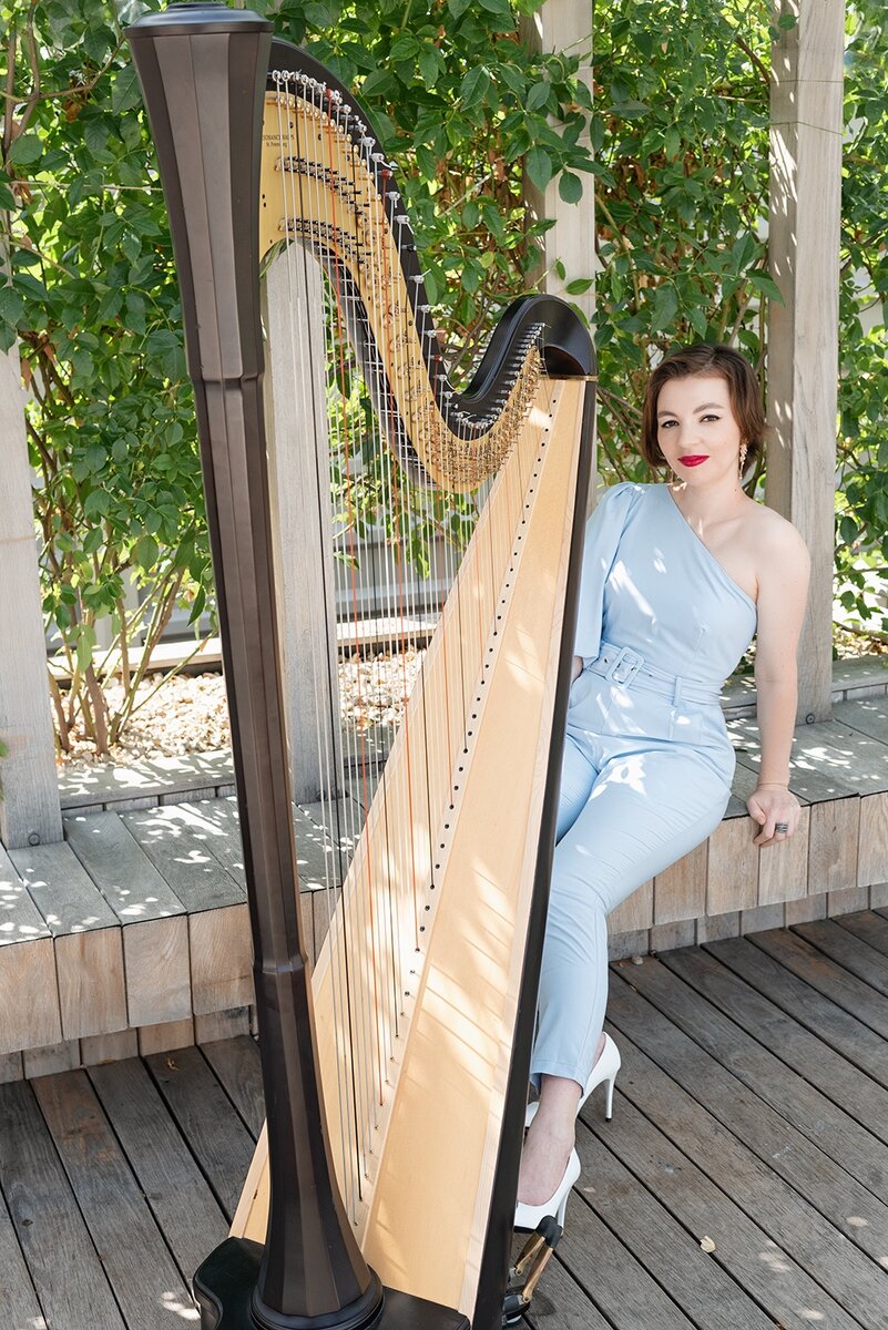 Елена Архарова и ее классическая арфа Шарлотта.