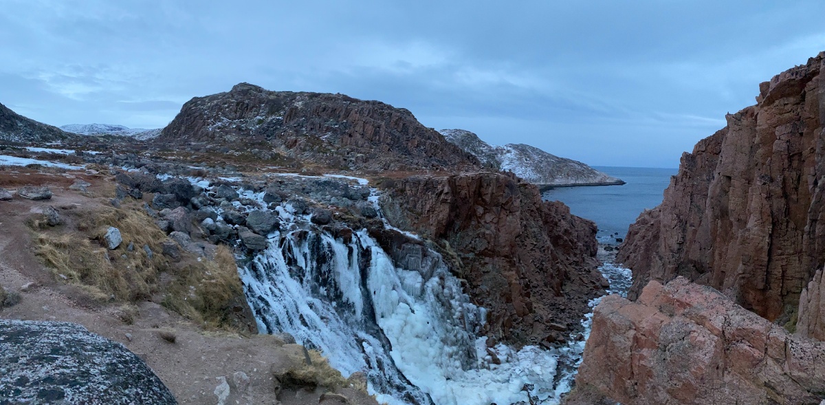 Панорама замерзшего водопада