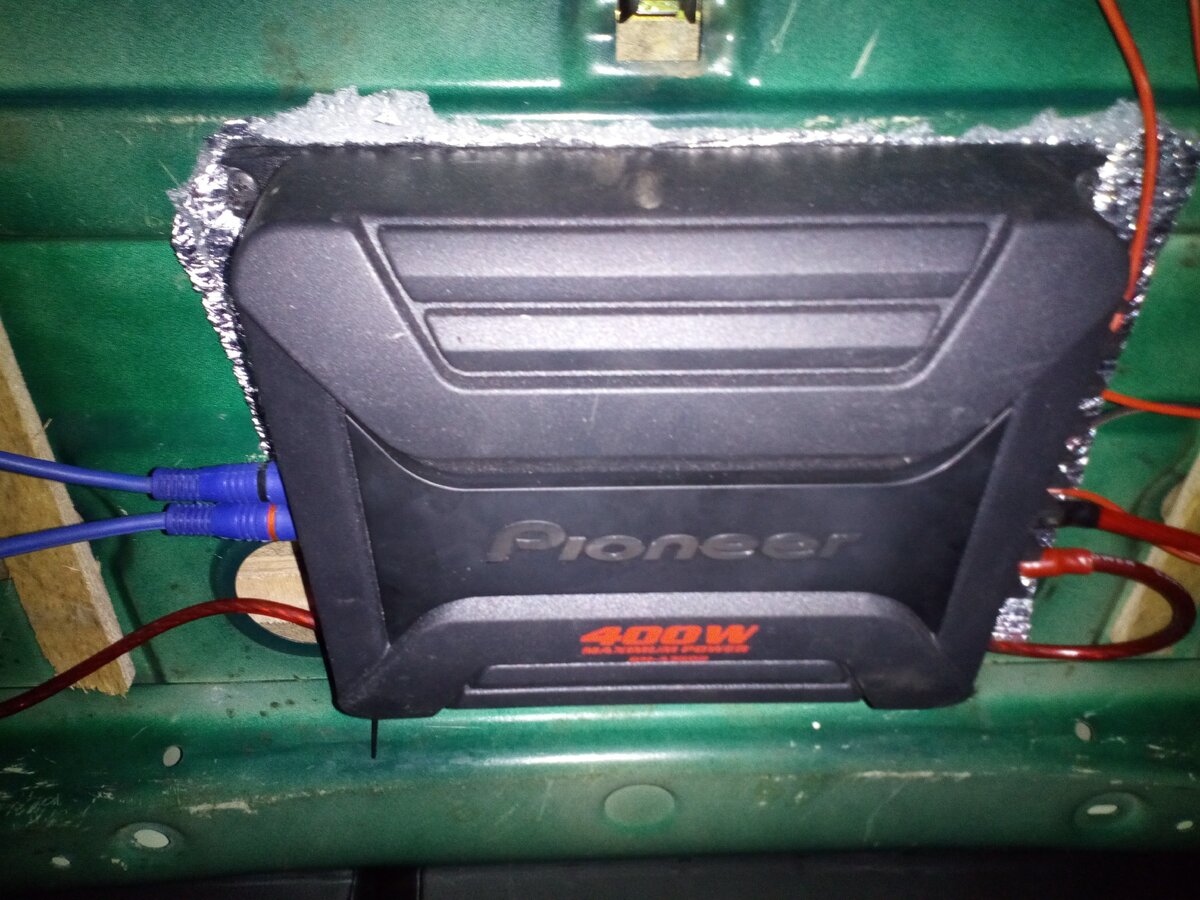 Усилитель Pioneer, играющий на 2 канала в передние динамики стоял в полке багажника