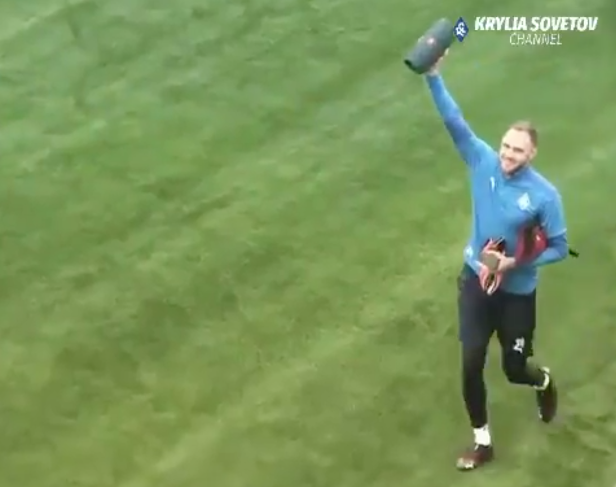 Евгений Фролов выходит на тренировку под музыку Исаака Дунаевского. Скриншот с видео twitter.com/fckssamara