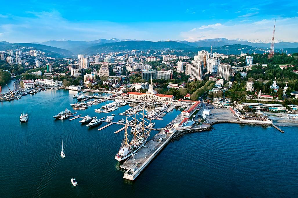 Вид на панораму города и морской порт Сочи