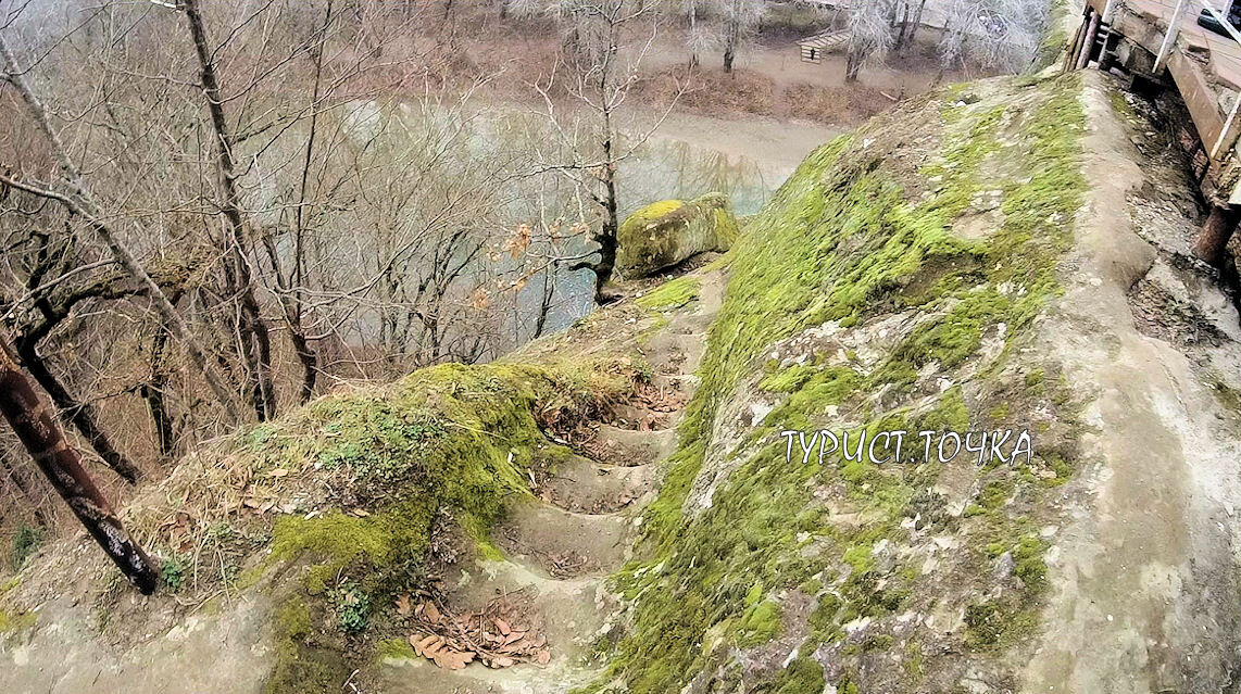 Начало лестницы на скале Петушок