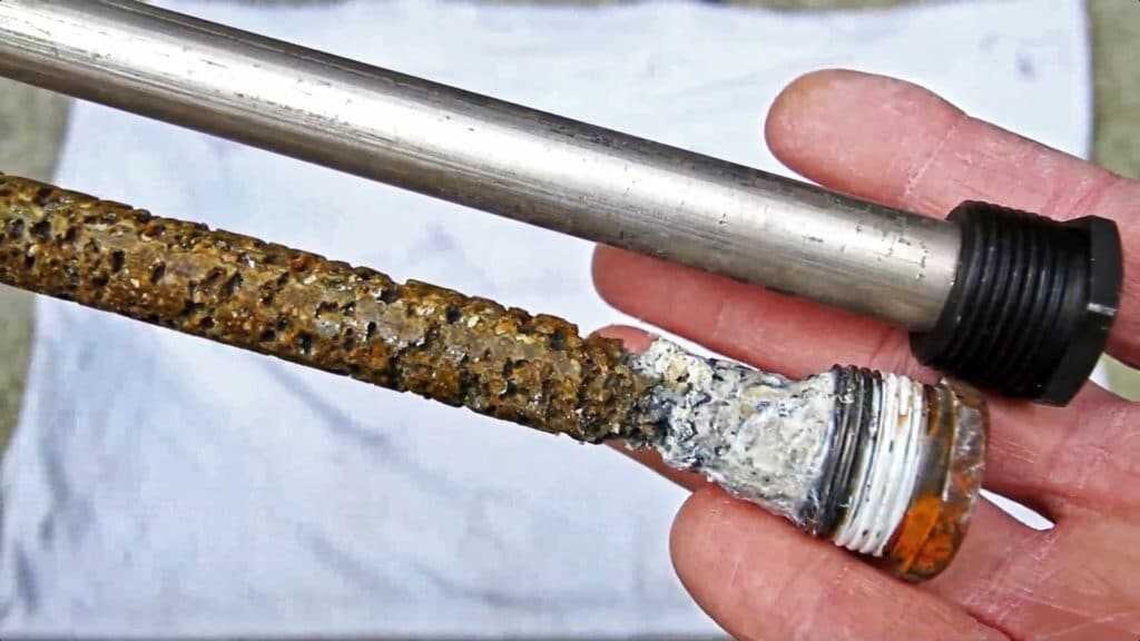 Старый (использованный) и новый магниевый анод
