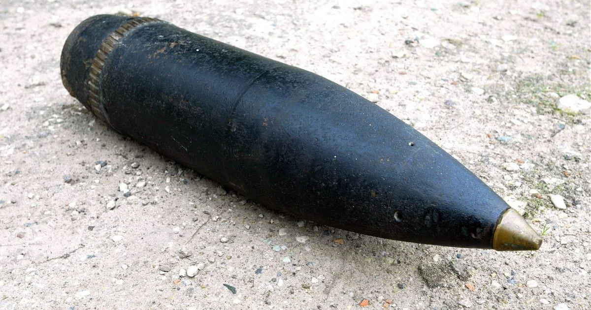 артиллерийский 152 мм. осколочно фугасный снаряд